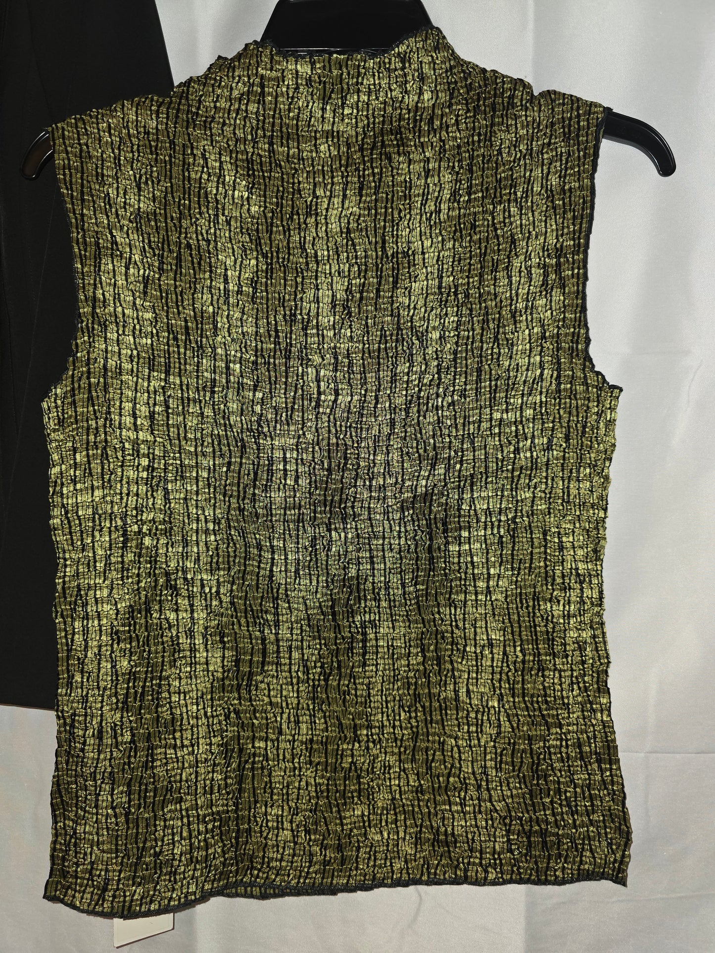 Chic Crushed Metallic Gold & Black Plissé Mock - Neck Sleeveless Top Size Large - All Seasons Curves