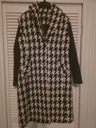 Slightly worn Kenneth Cole Black & White Houndstooth Long Vest Coat - All Seasons Curves