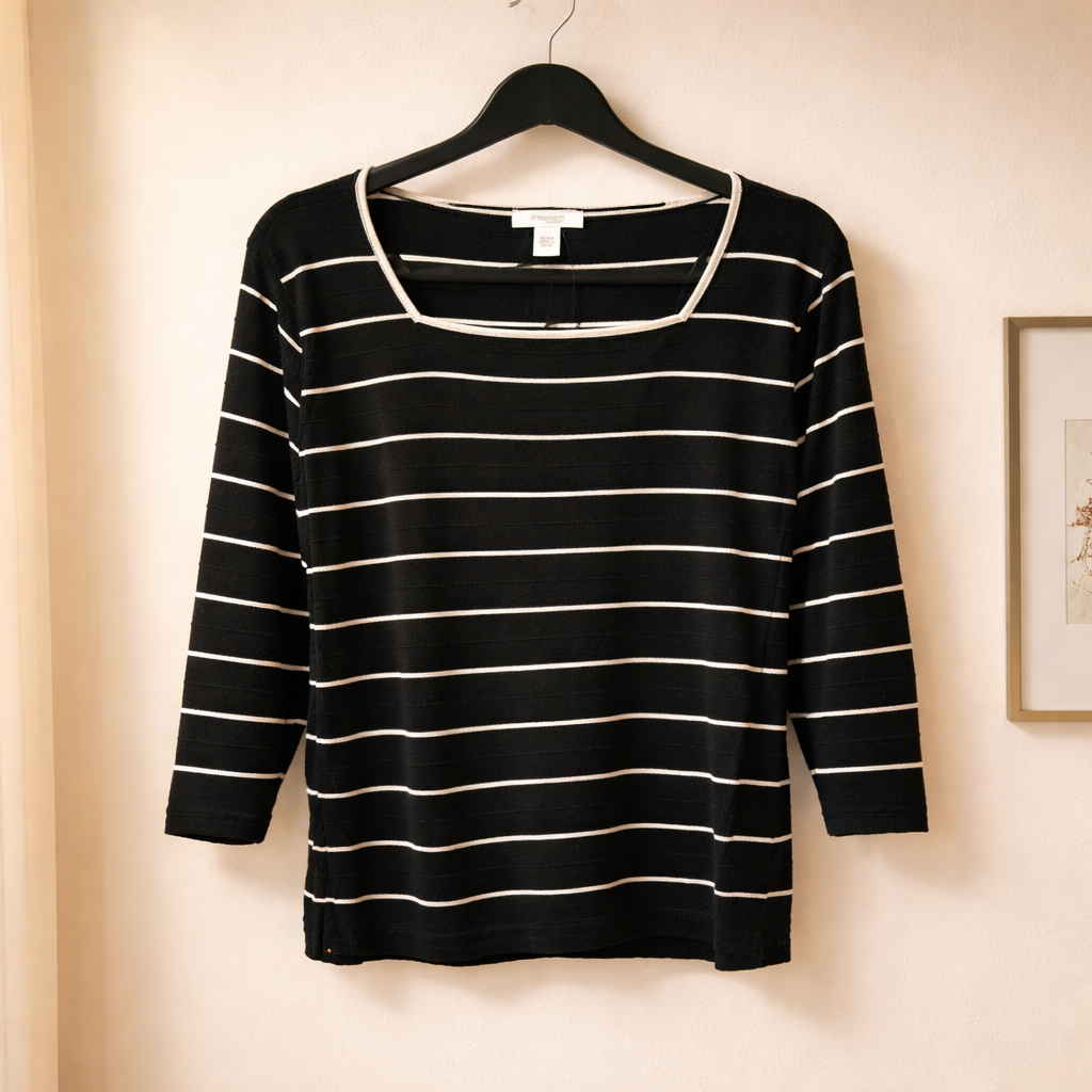 Dressbarn 3/4-sleeve top is a masterclass in classic, nautical-inspired style. Size 18/20