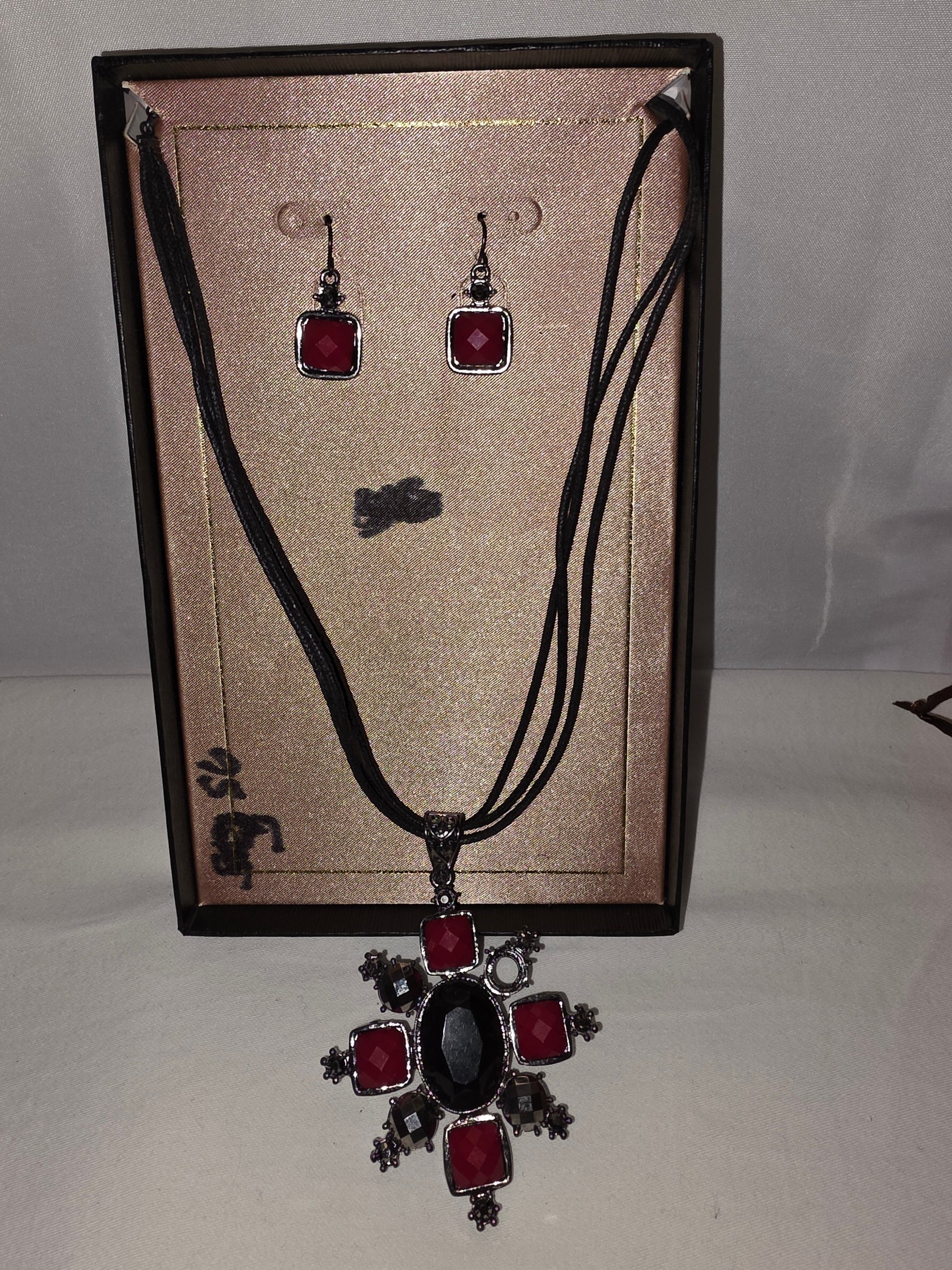 Gothic - style necklace and matching earrings - All Seasons Curves