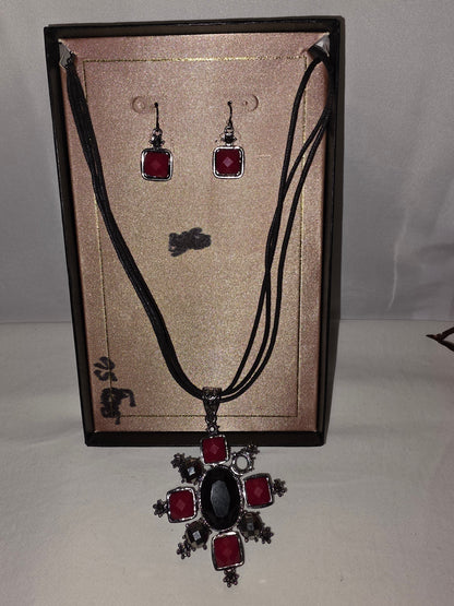 Gothic - style necklace and matching earrings - All Seasons Curves