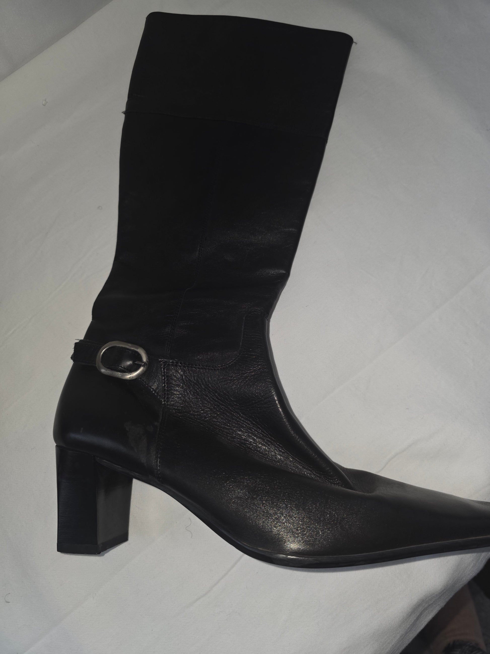 Slightly worn classic black leather knee - high boots - All Seasons Curves