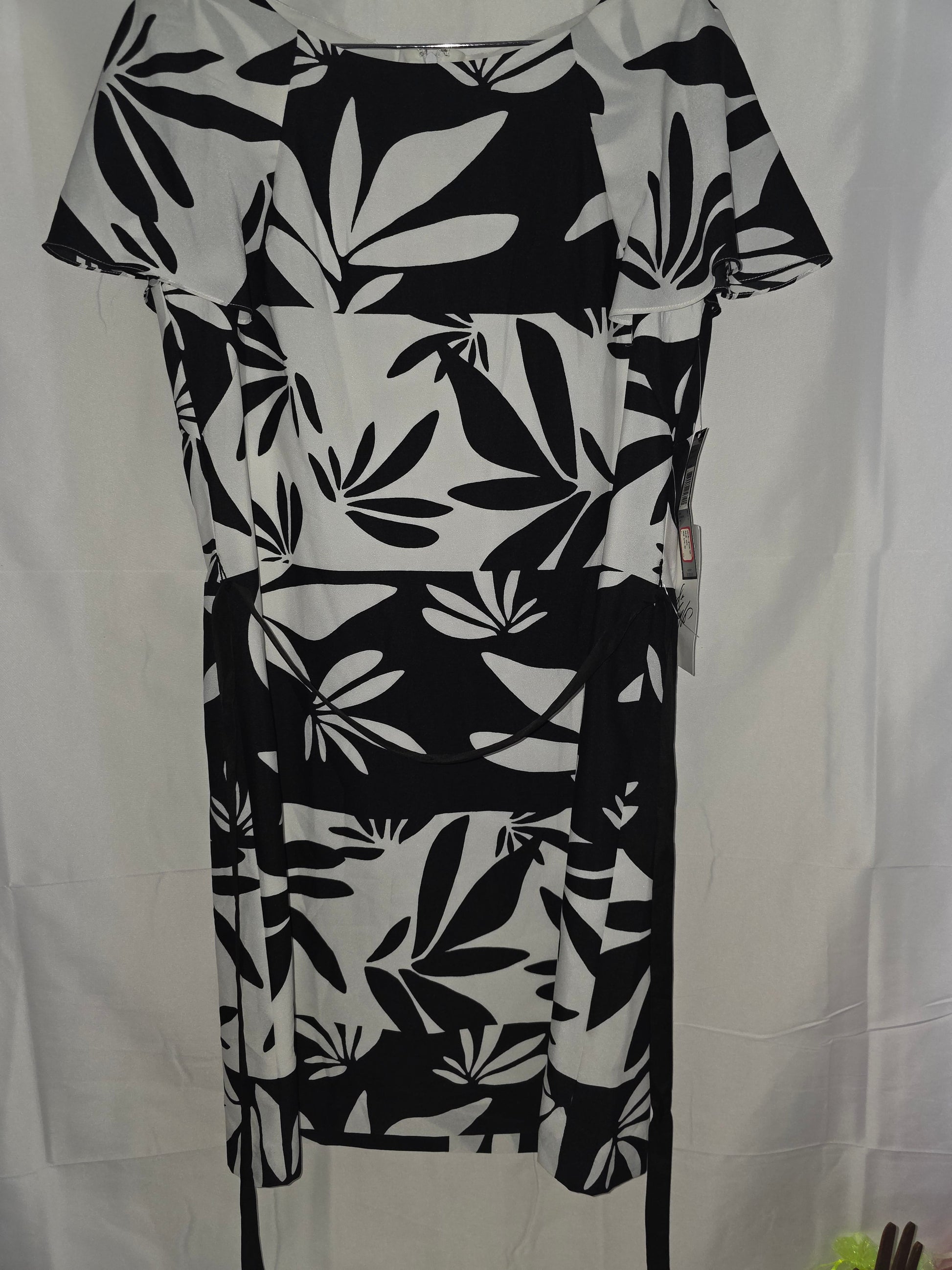 Brand New Tahari Arthur S. Levine Dress size 6 Chic Black and White Print Midi Dress - All Seasons Curves