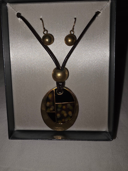 Abstract Oval Pendant Necklace & Stud Earring Set - All Seasons Curves