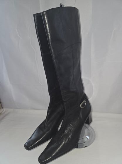 Slightly worn classic black leather knee - high boots - All Seasons Curves