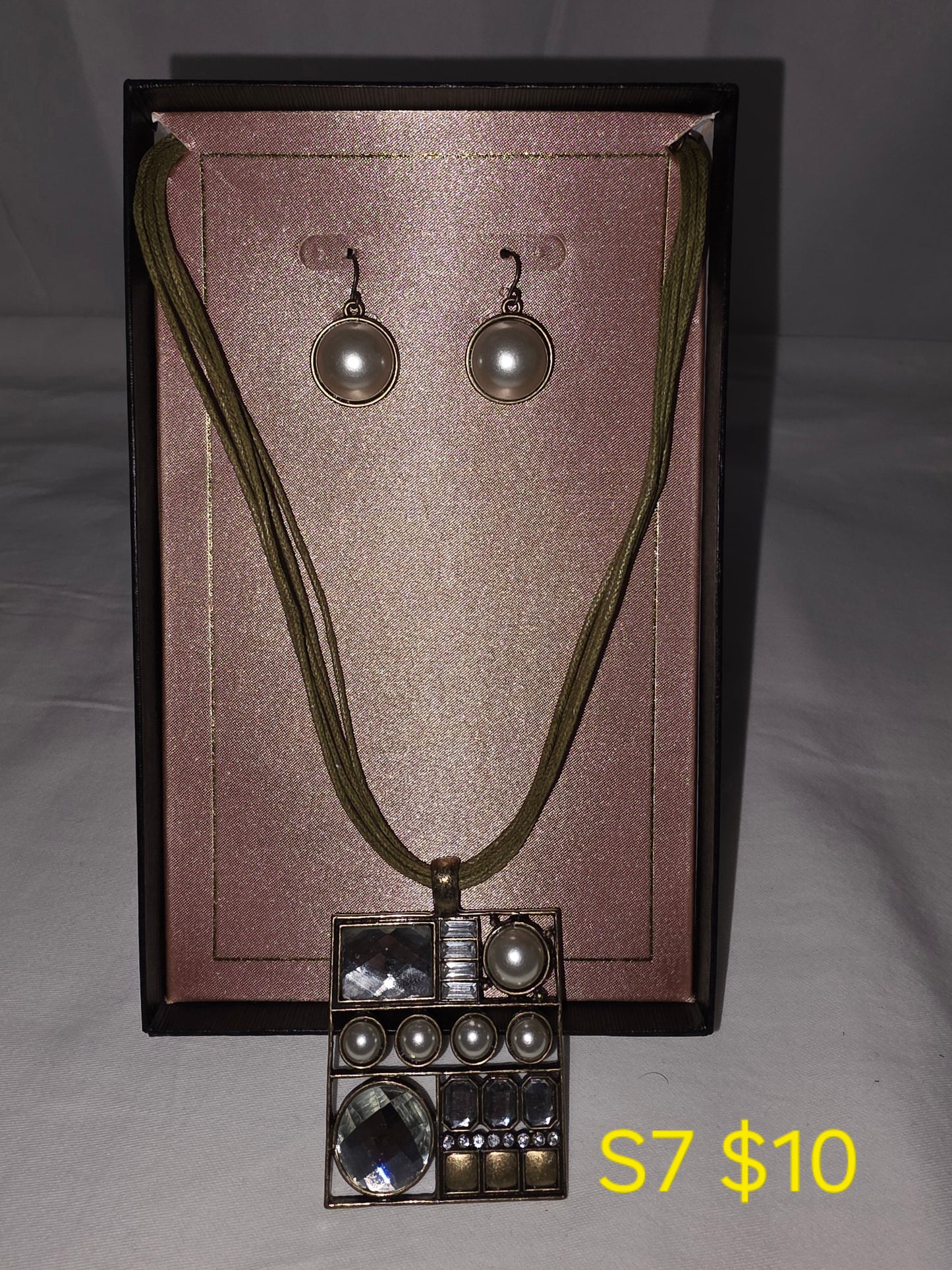 Elegant Pearl & Crystal Pendant Necklace Set - All Seasons Curves